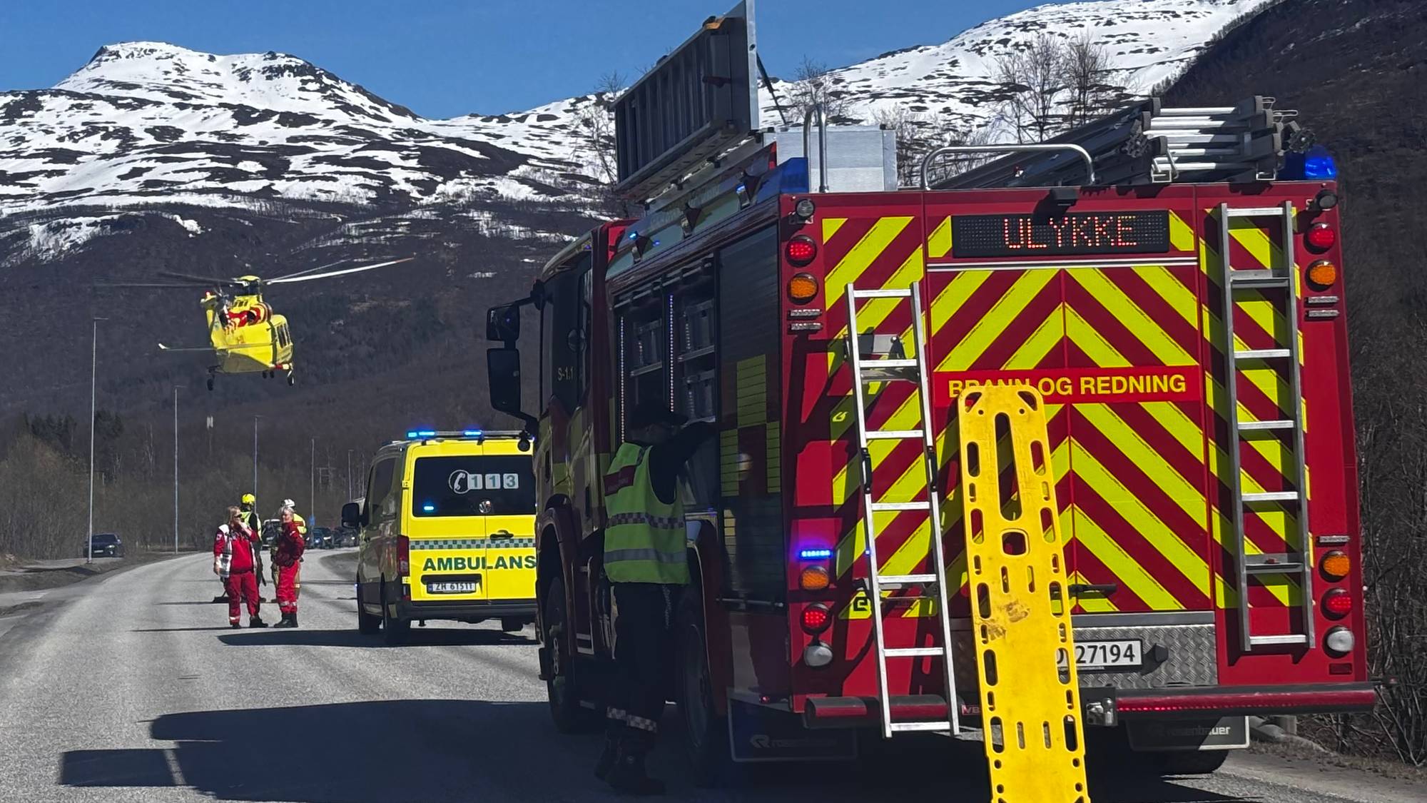 Ulykke Finnfjordeidet, brannbil, ambulanse og luftambulanse. 