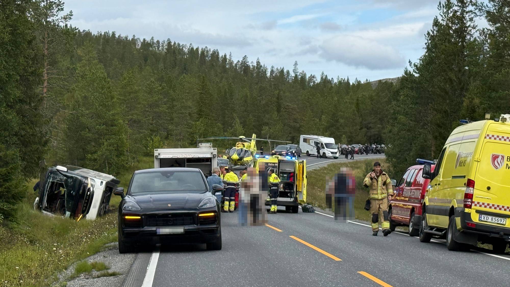 Ulykkessted etter bussvelt (Bildebeskrivelsen er laget av en KI-tjeneste)