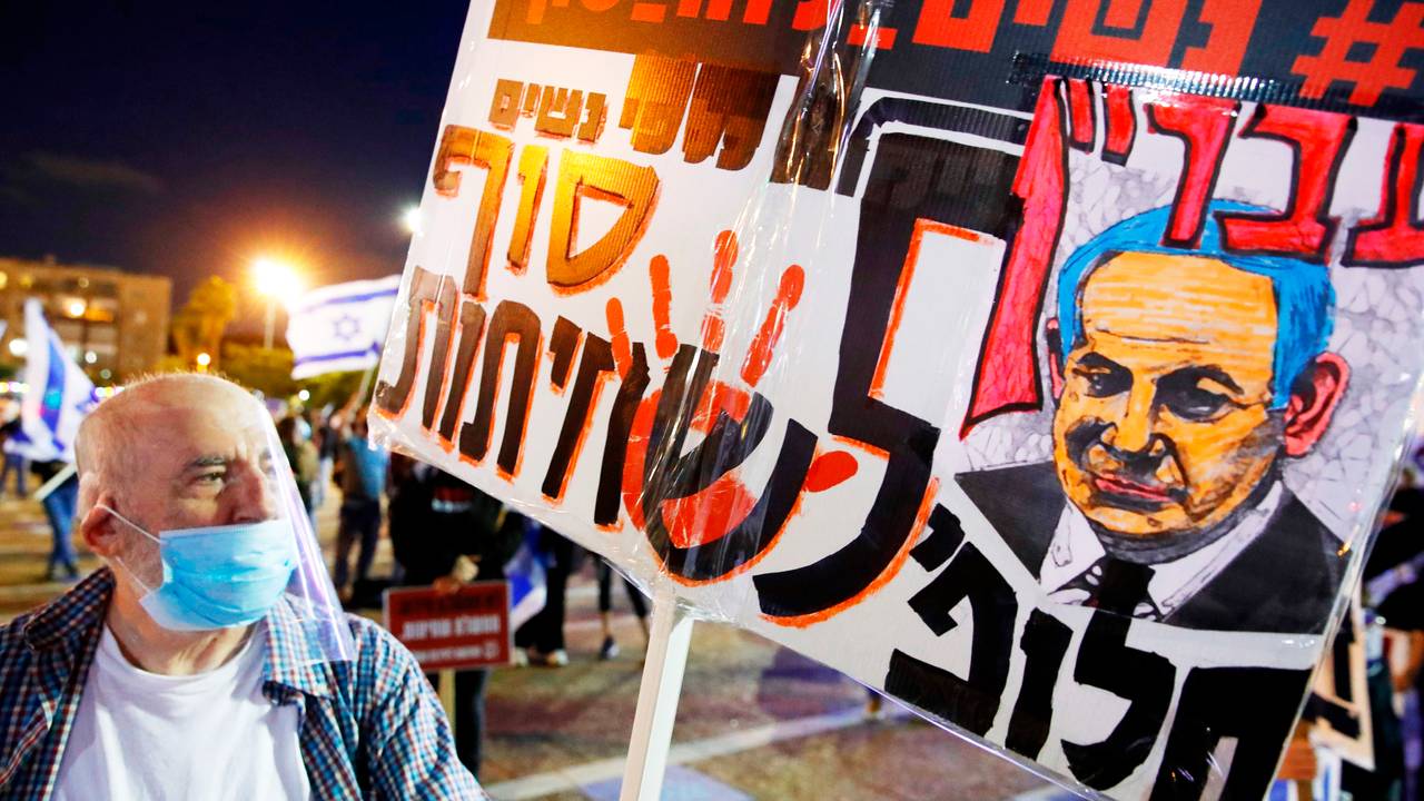 En mann bærer maske under en demonstrasjon i Tel Aviv i Israel lørdag.