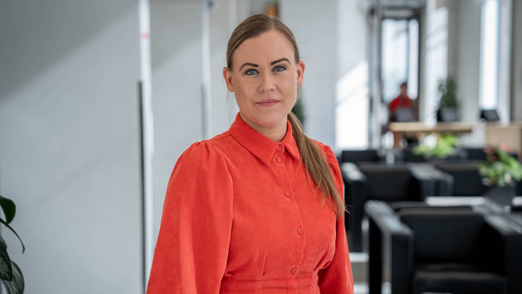 Portrett av Lene Vågslid i rød kjole.