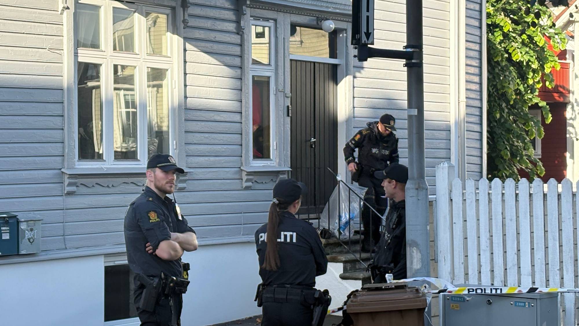 Politiet er på plass etter at en kvinne i midten av 20-årenen ble funnet død i en bolig på Våland i Stavanger.