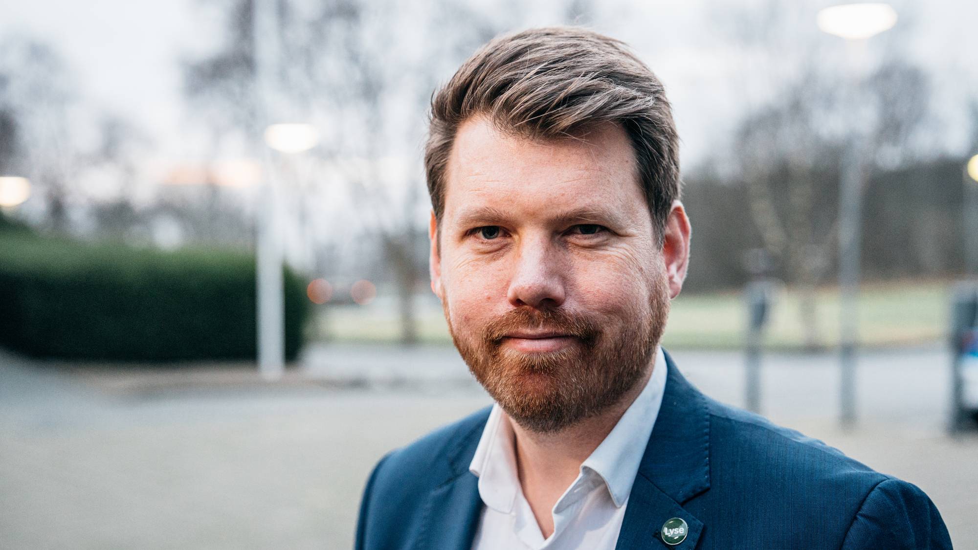 Atle Simonsen er kommunikasjonssjef i Lyse. Han står utenfor NRK i Rogaland og ser inn i kameraet. 
