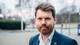 Foto: Ole Andreas Bø / NRK Atle Simonsen er kommunikasjonssjef i Lyse. Han står utenfor NRK i Rogaland og ser inn i kameraet.