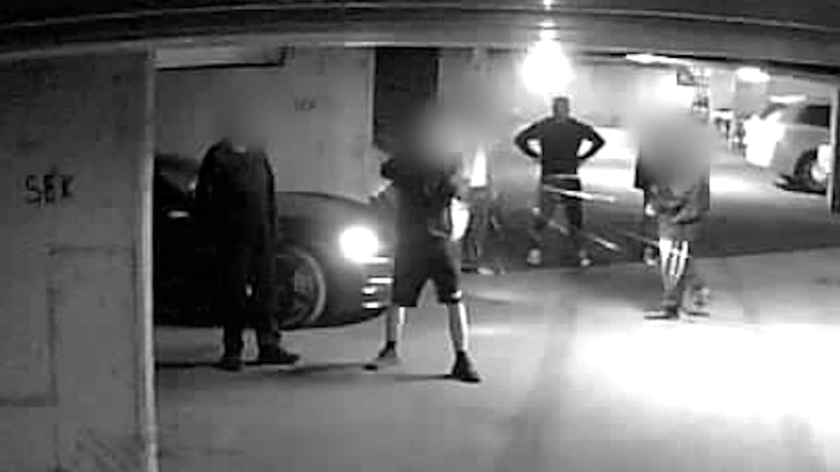 Fire menn tiltalt: Her skyter de med maskinpistol i garasje