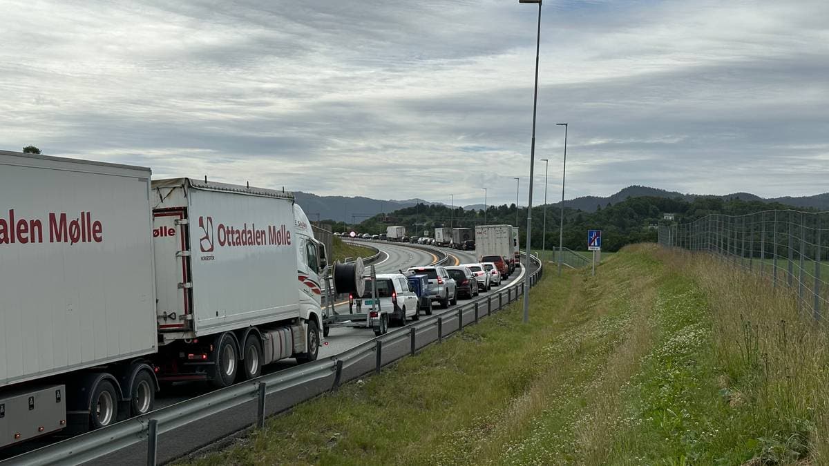E6 stengt etter trafikkulykke – NRK Trøndelag – Lokale nyheter, TV og radio