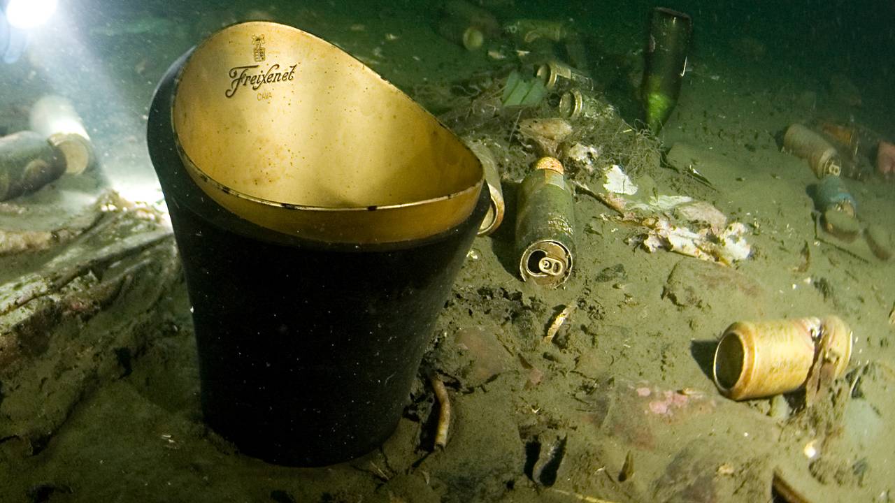 Ølbokser og en champagnekjøler på bunnen av Oslofjorden