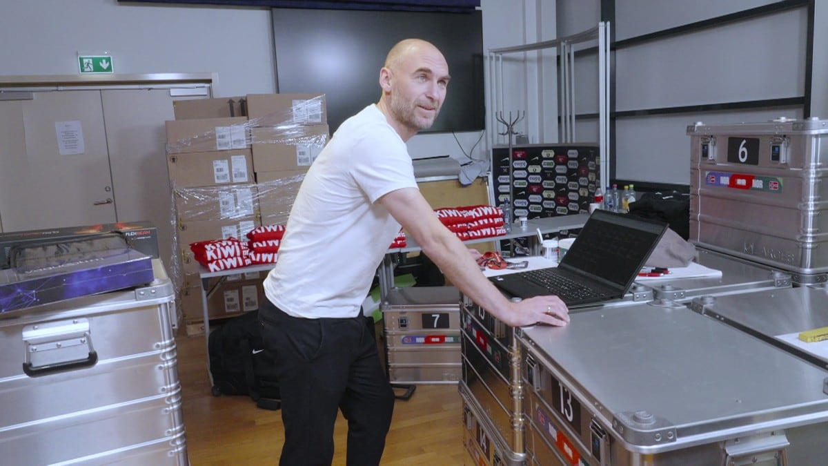 Sigurd har ansvaret for Norges stjernelast: Pakker over 1.000 landslagsdrakter til USA