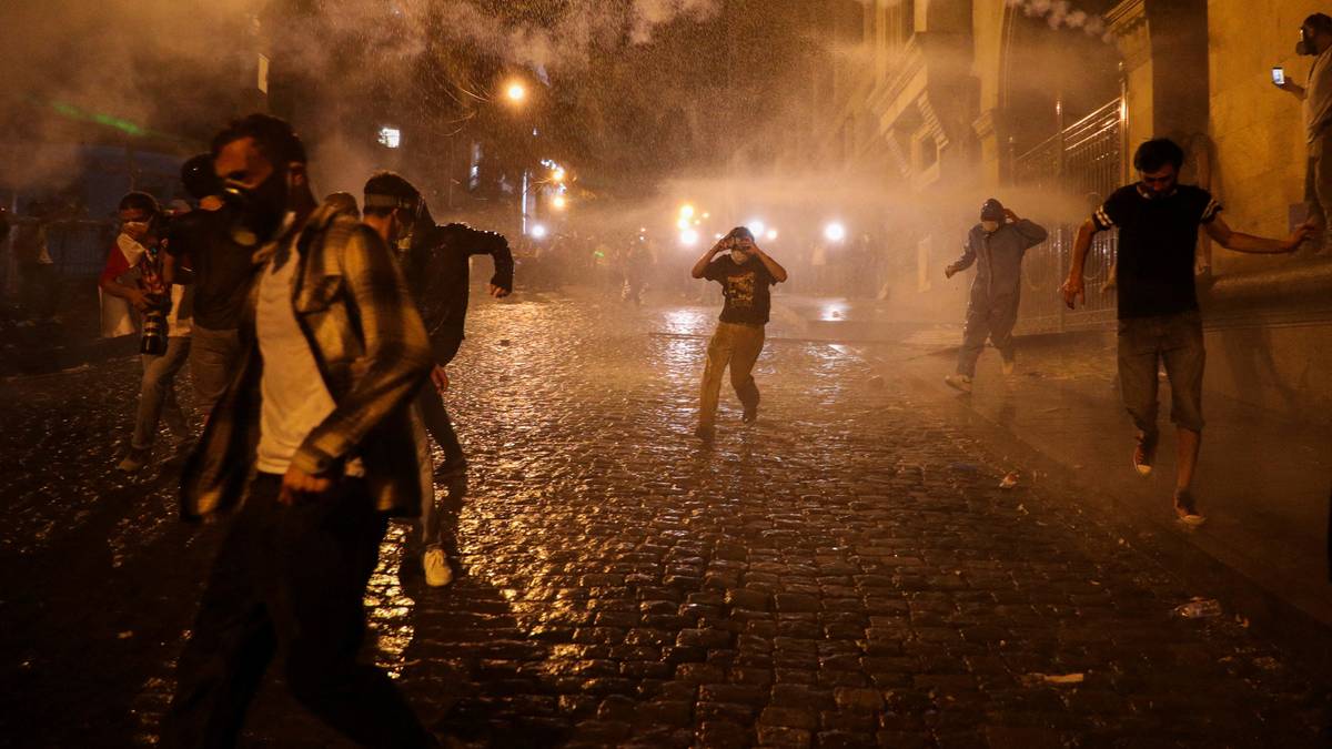Politiet bruker tåregass mot demonstrantar i Georgia