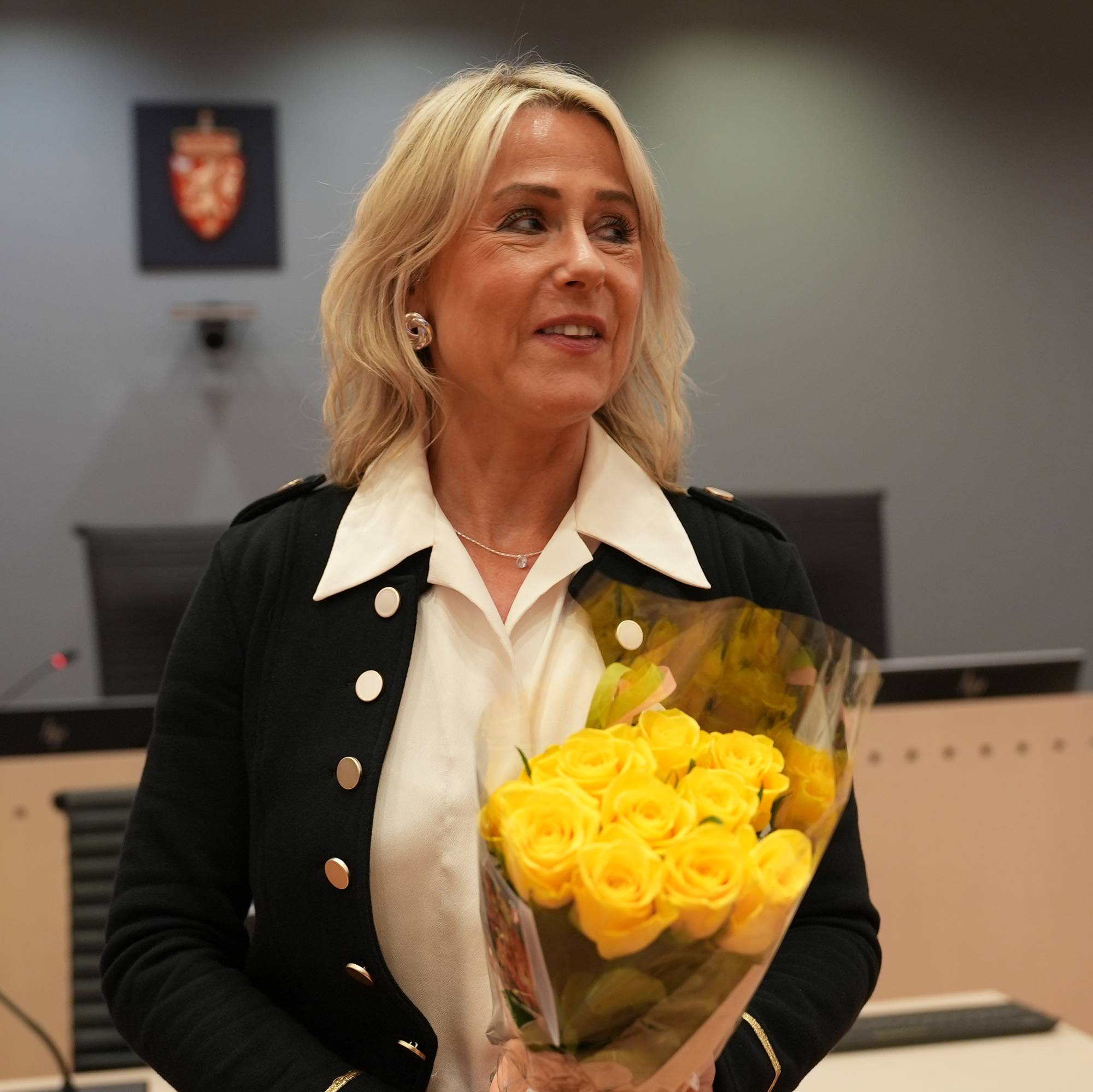 En kvinne med en blomsterbukett.