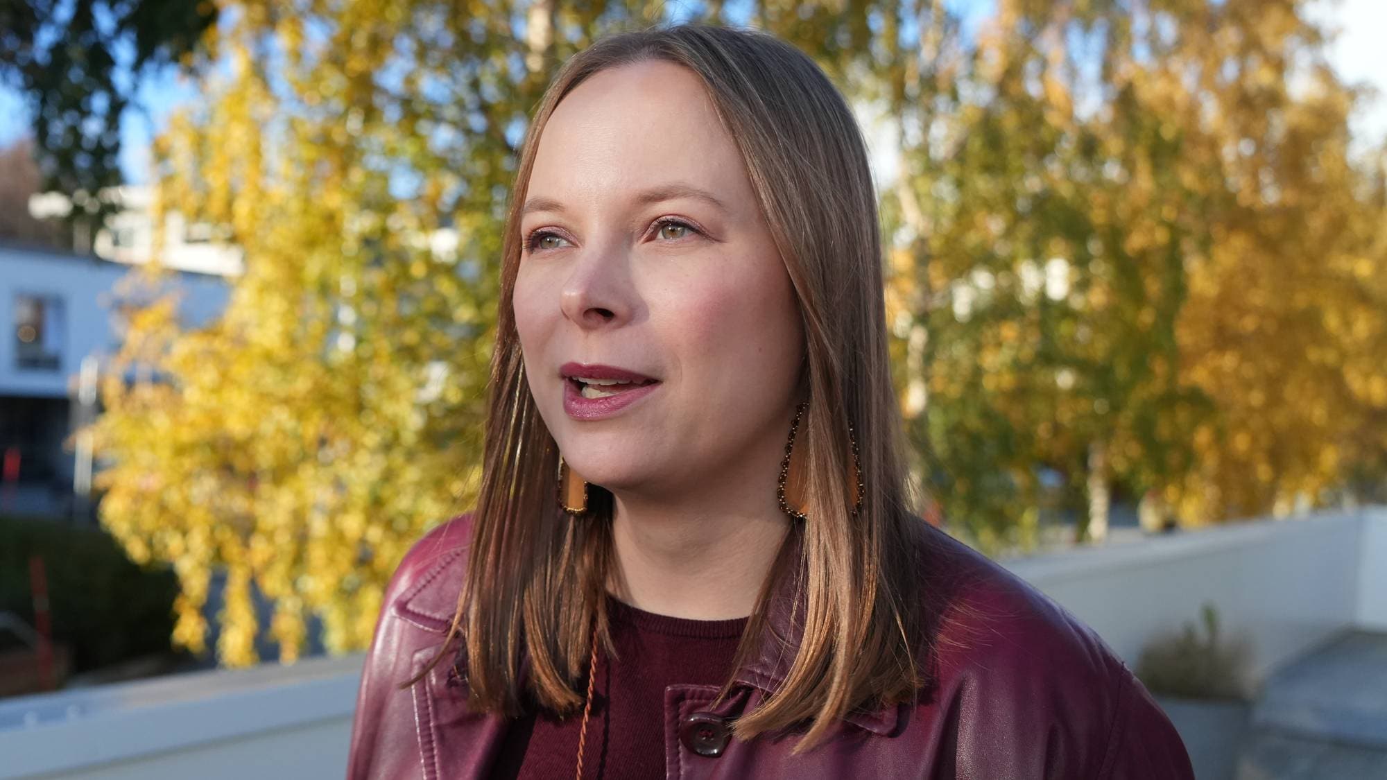 en kvinne som står utenfor