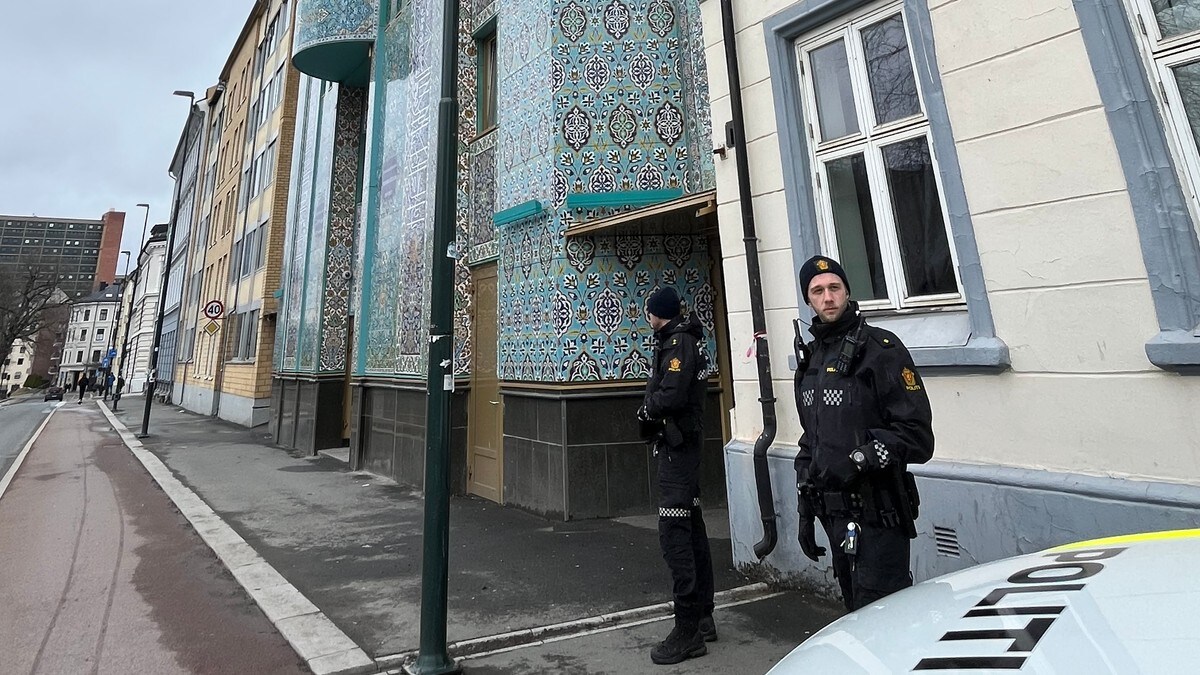 Politiet bevæpner seg etter trusler mot moskeer