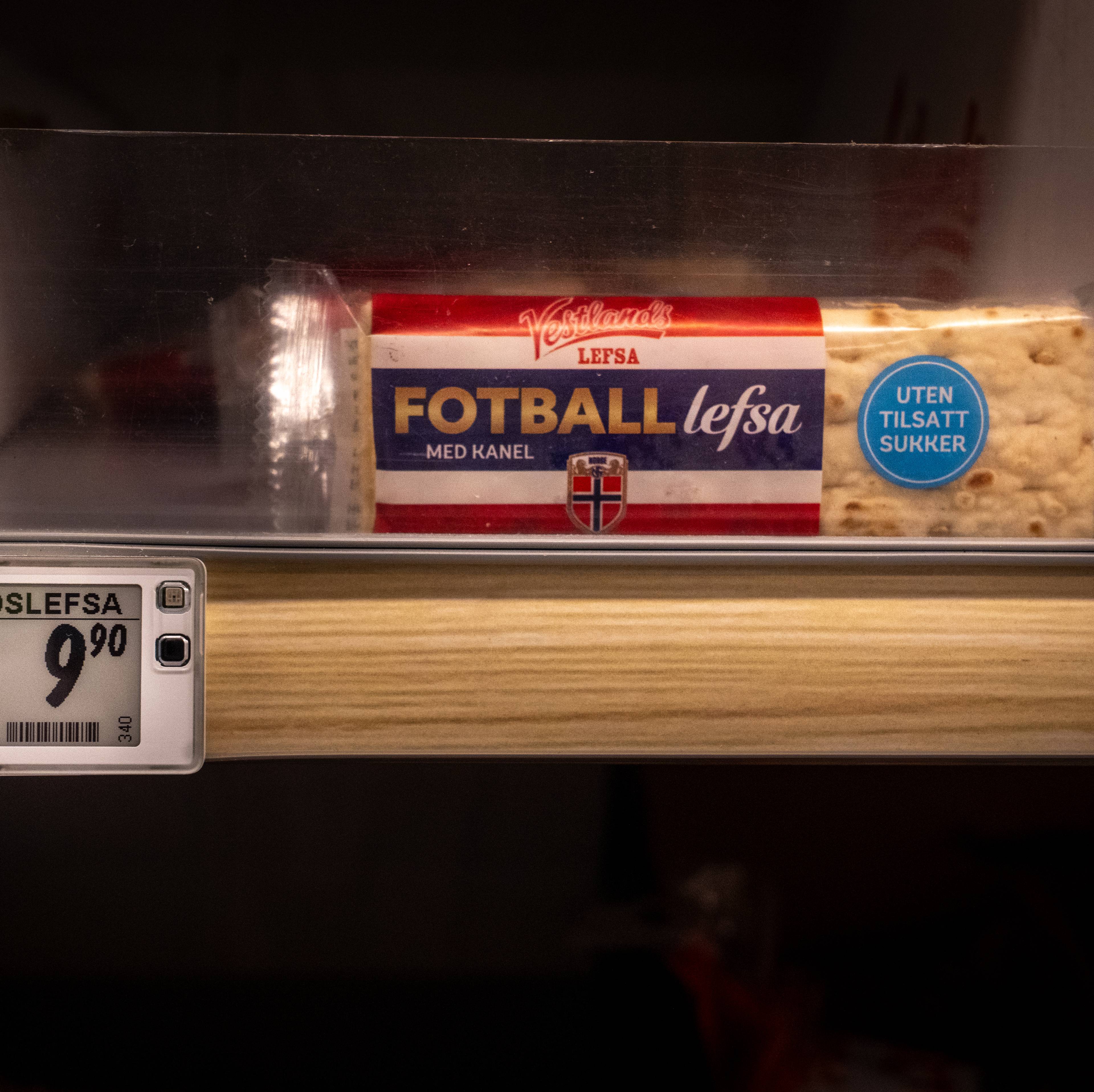 Etikett viser produktet Vestlandslefsa fotball lefsa med kanel. Prisen er 9,90 kr for en pakke. Den er merket uten tilsatt sukker. (Bildebeskrivelsen er laget av en KI-tjeneste)
