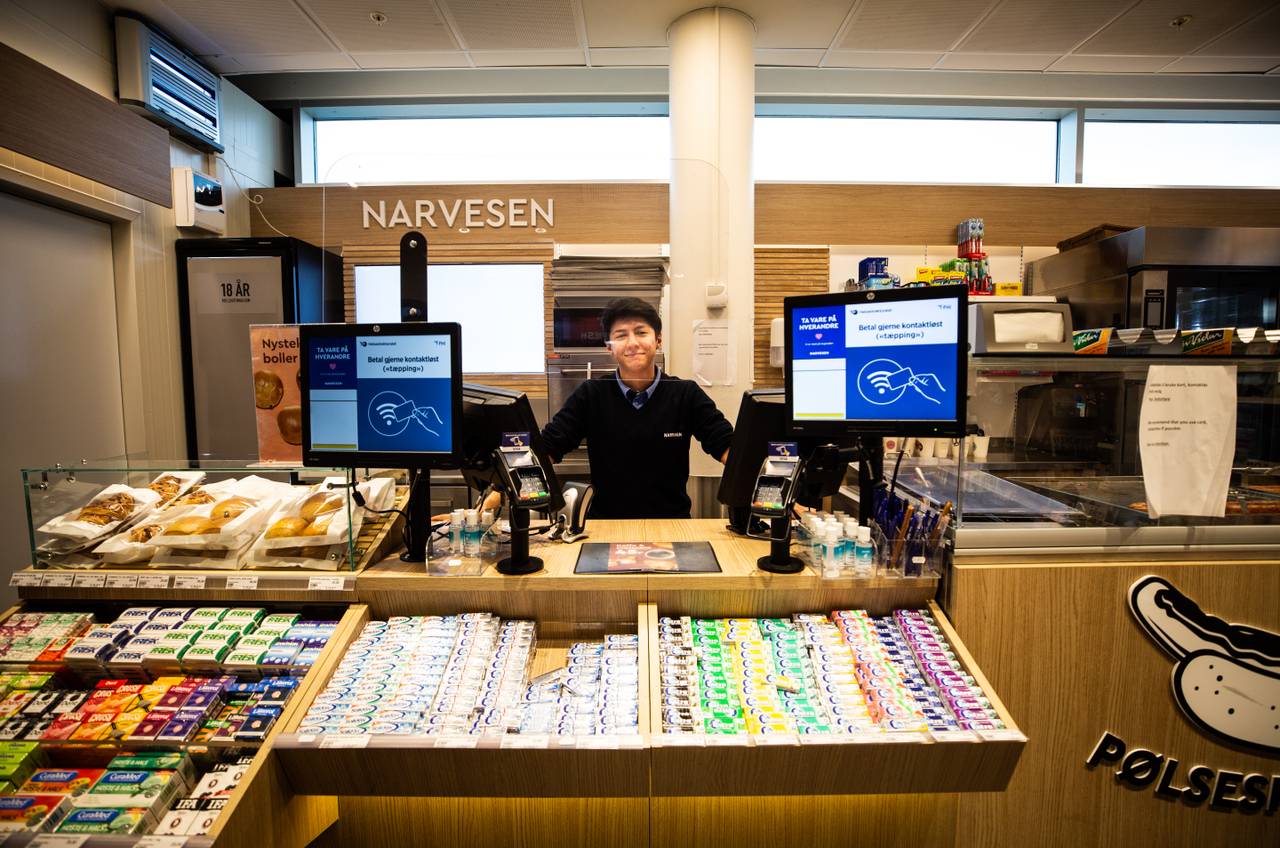 Ein Narvesen-kiosk har valt å halda ope, men det er rolege dagar på jobb kan Kyle Robert Quiroz bekrefta.