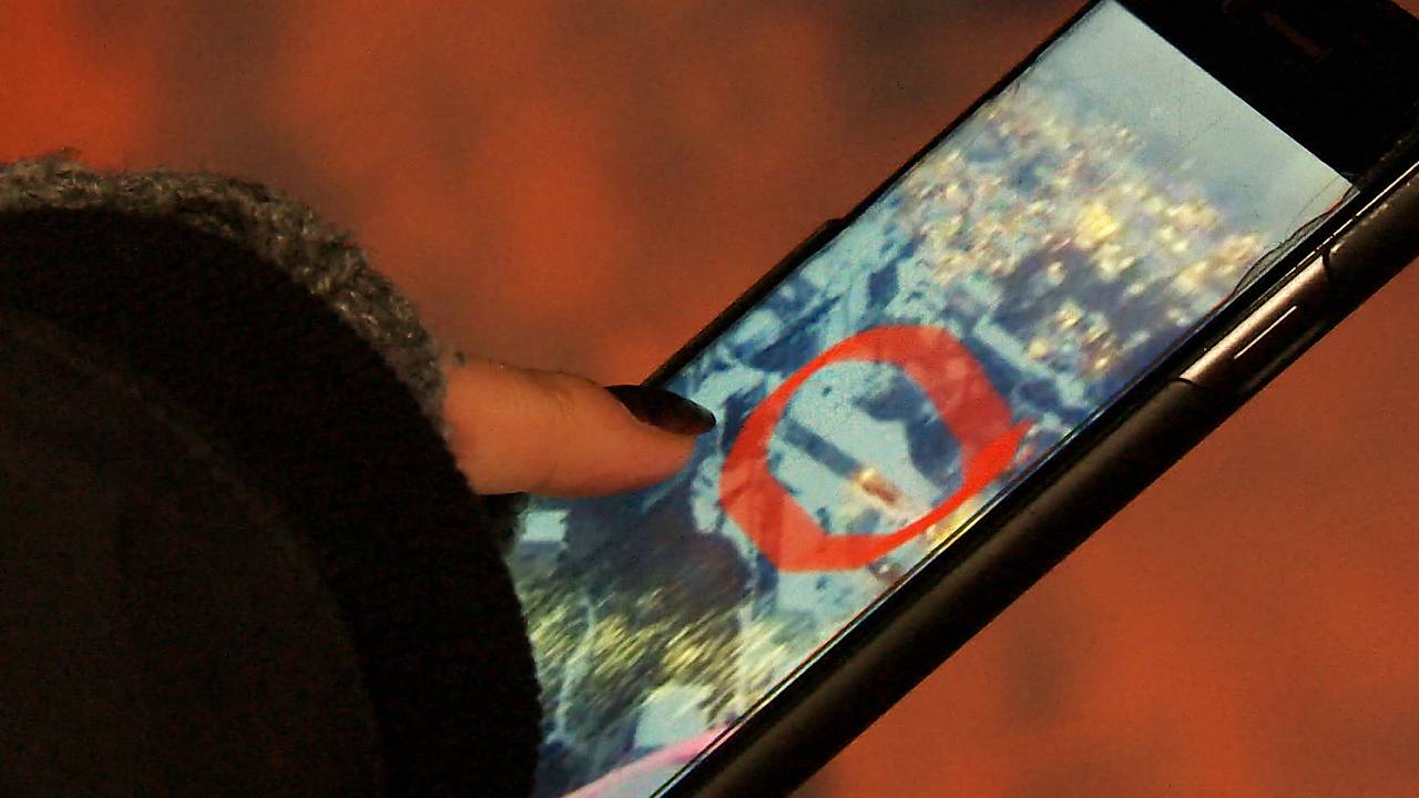 Yvonne viser bilde av boligen til Jan ved skrevkanten.