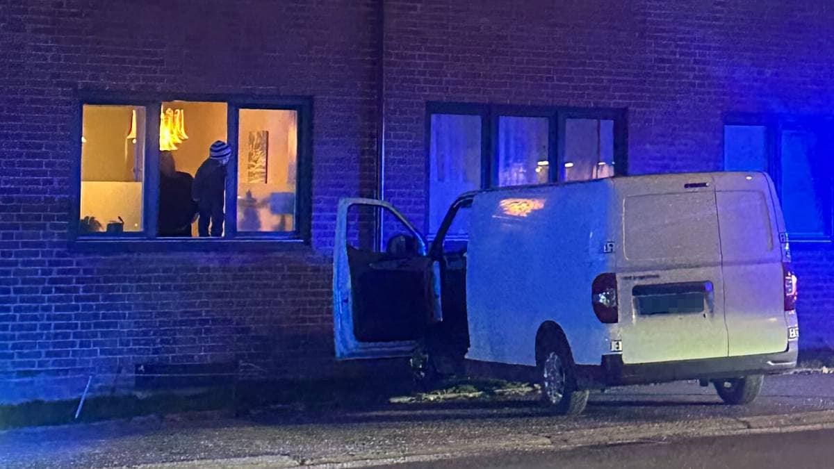 Bil krasjet i husvegg i Oslo