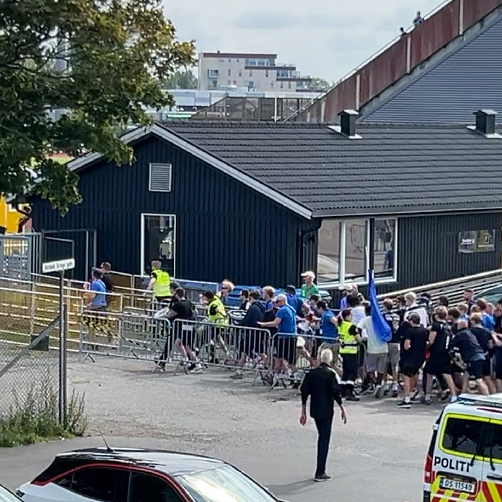 Vålerenga-supportere stormer Melløs stadion – NRK