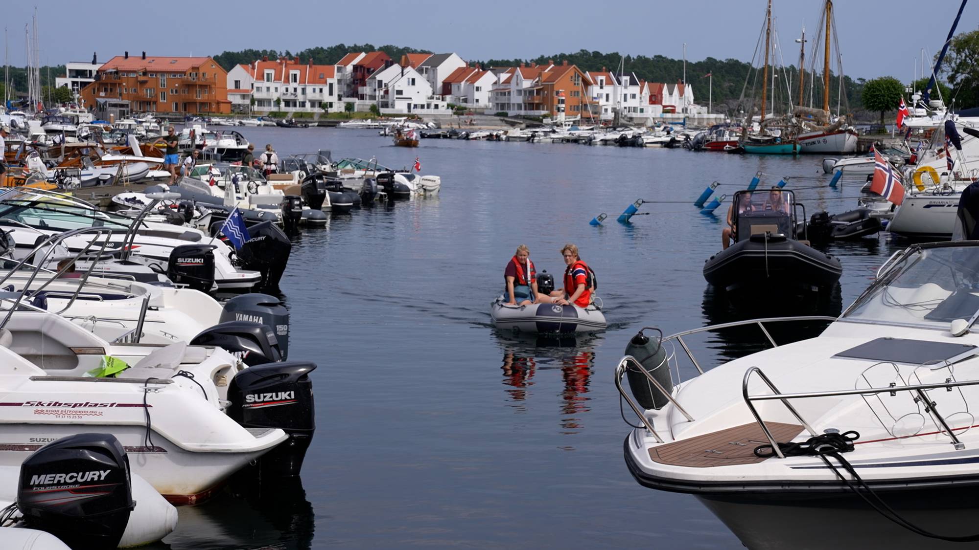 Tett mellom småbåtene i indre Risør havn. 