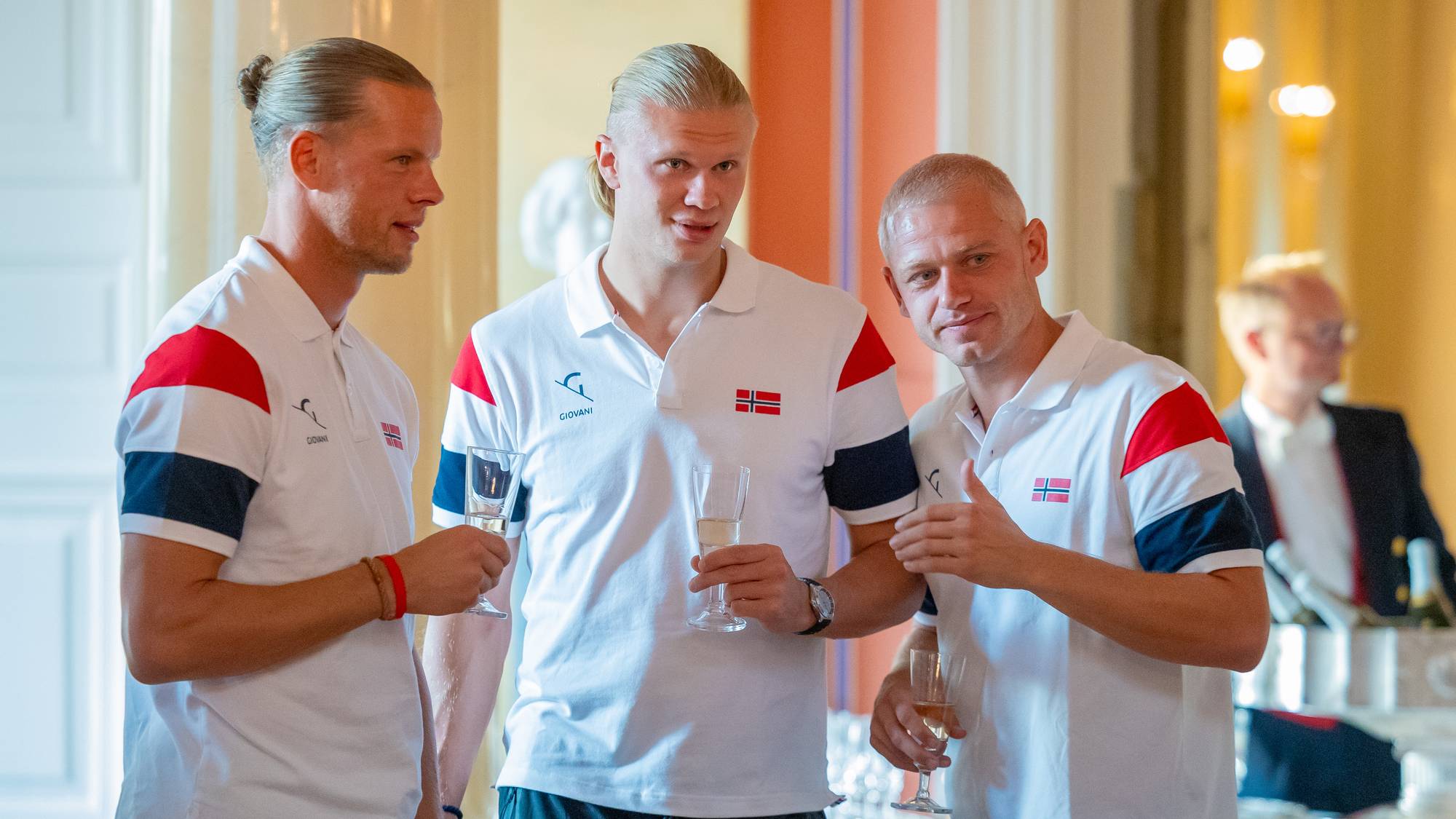 Fotballspillerne Julian Ryerson, Erling Braut Haaland og Mats Møller Dæhli i offisielle antrekk. (Bildebeskrivelsen er laget av en KI-tjeneste)