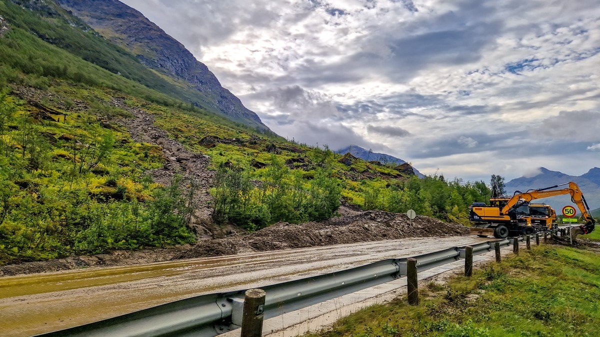 Jordras sperrer hovedveien mot Tromsø: – Forventer ikke nye skred i området