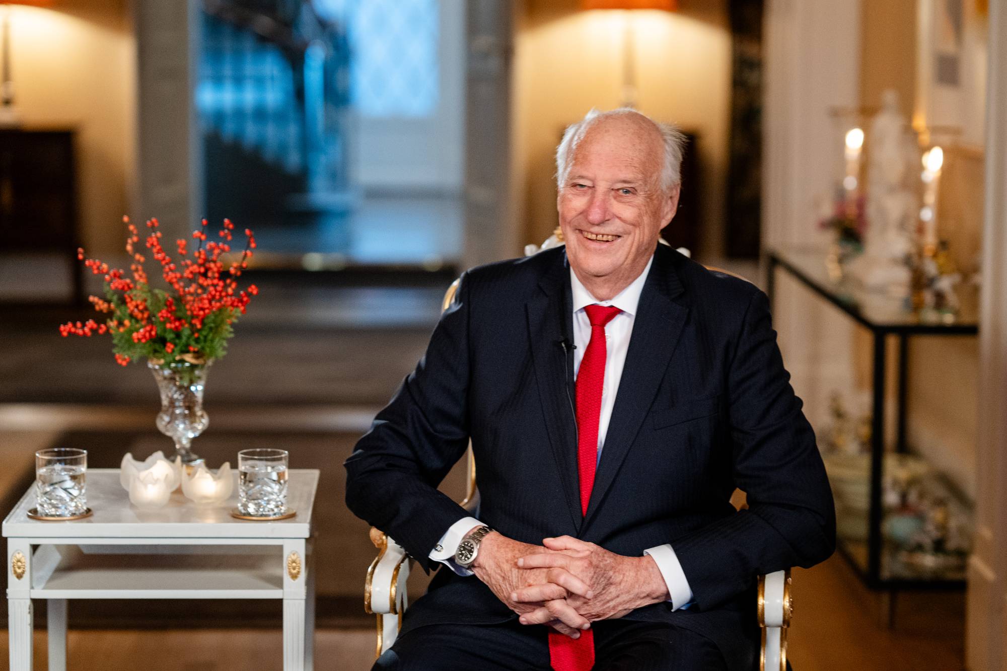 Kong Harald fotografert i forbindelse med intervjuet til NRKs "Året med kongefamilien 2025"