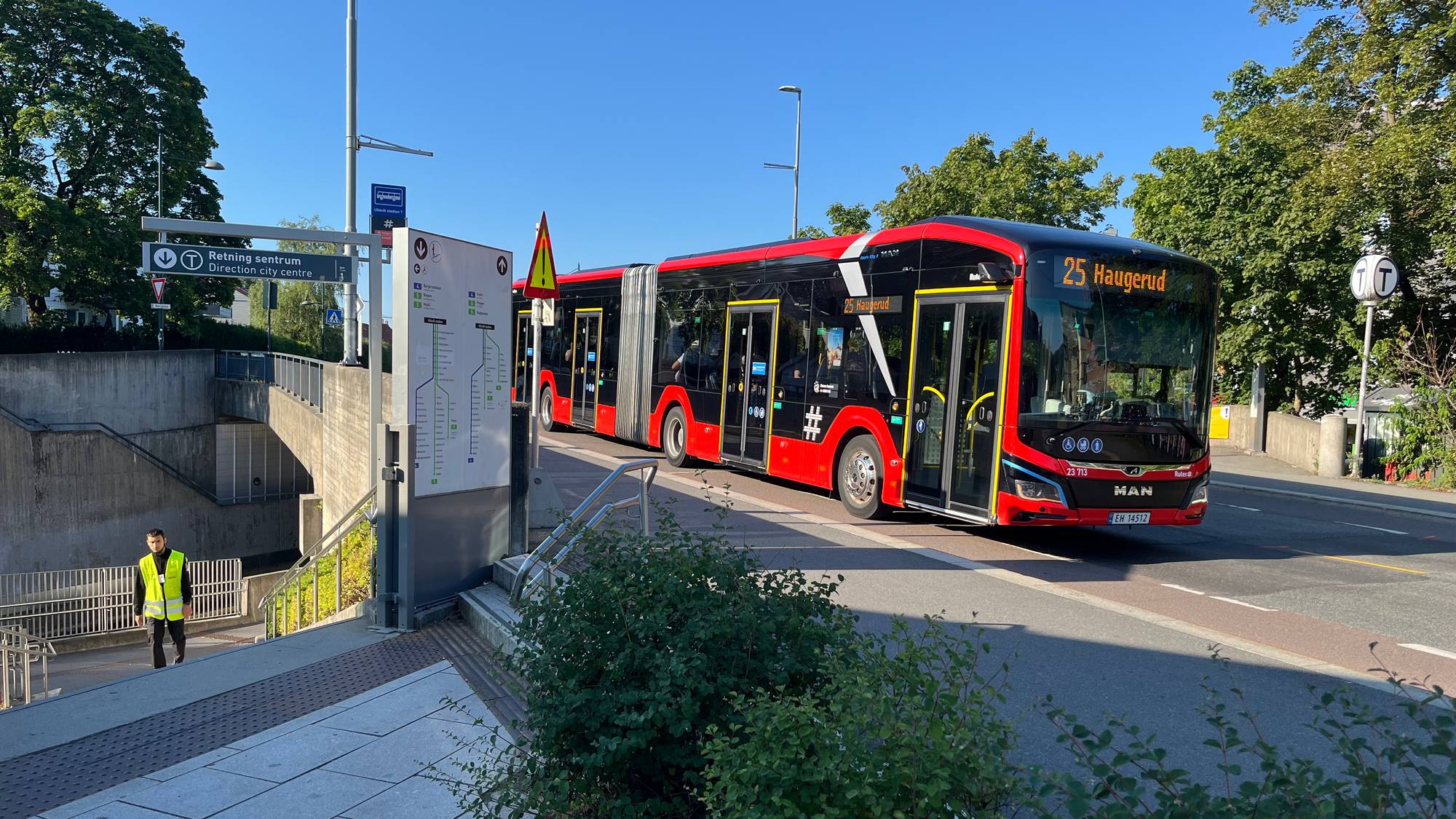 En buss parkert ved veikanten (Bildebeskrivelsen er laget av en KI-tjeneste)