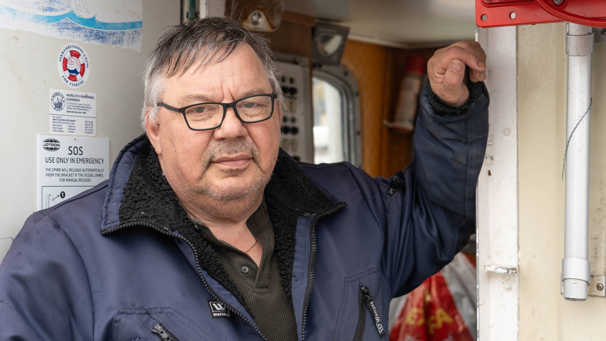 Bernt Nikolaisen ombord sjarken hans i Honningsvåg