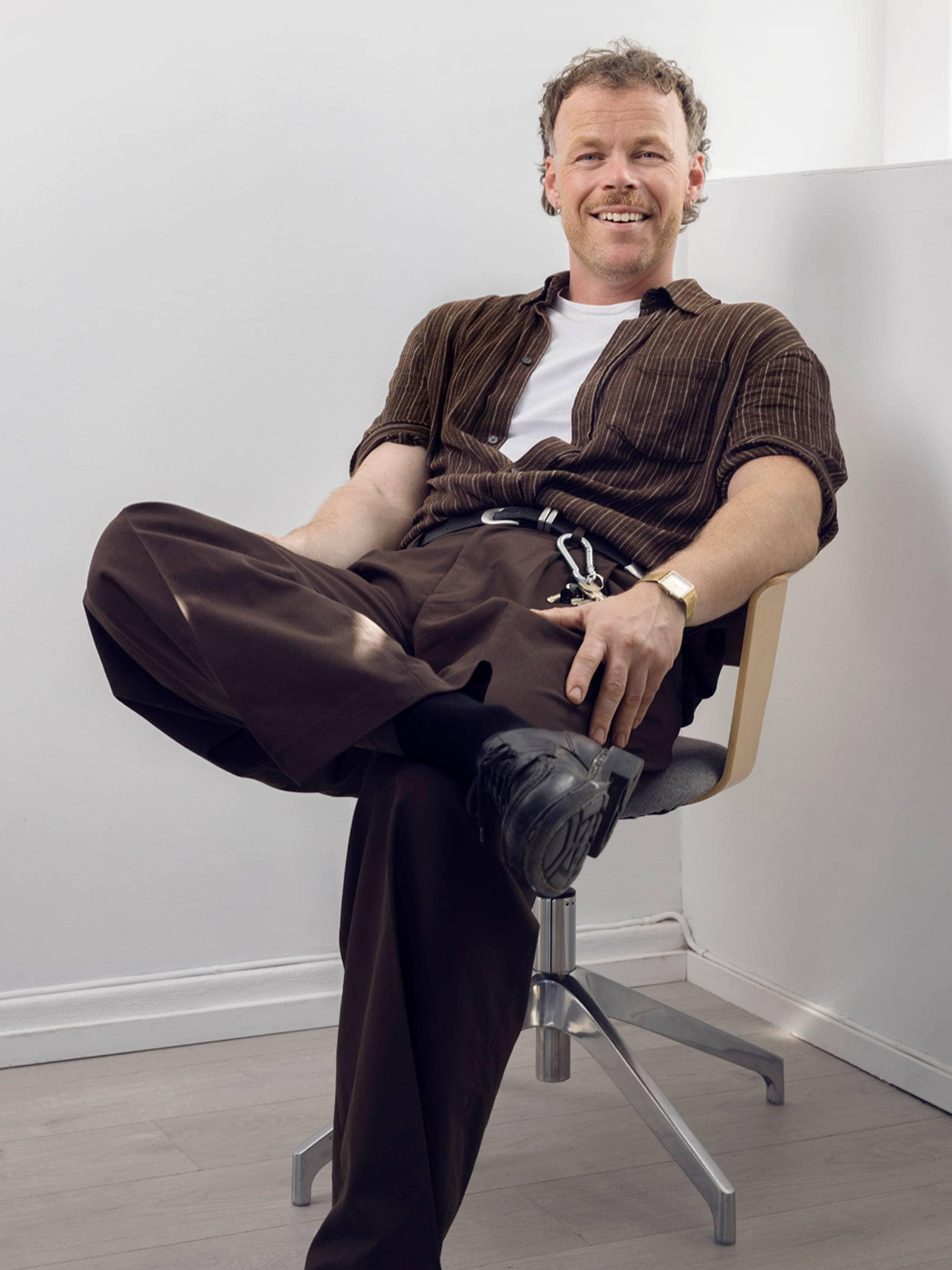 en mann som sitter i en stol (Bildebeskrivelsen er laget av en KI-tjeneste)
