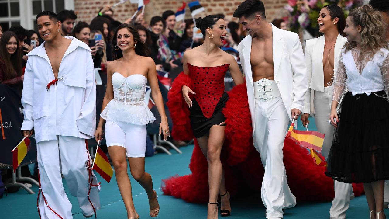 En favoriete Spaanse artiest om Chanel te winnen, hier in een rode jurk met een lange sluier.