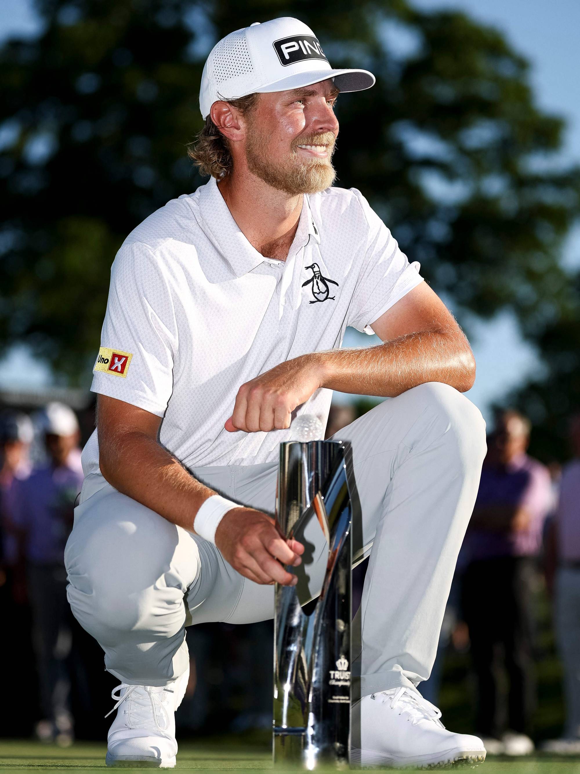 Kristoffer Reitan poserer sammen med et trofe