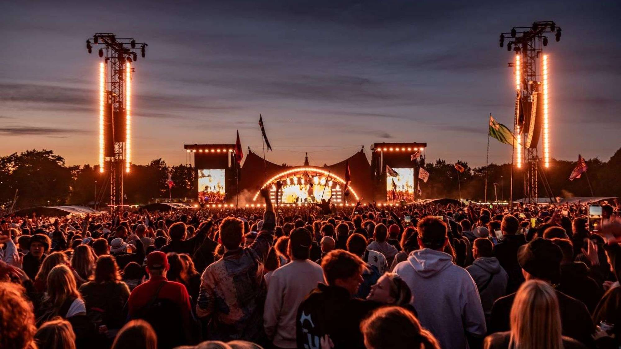 En musikkscene i solnedgang