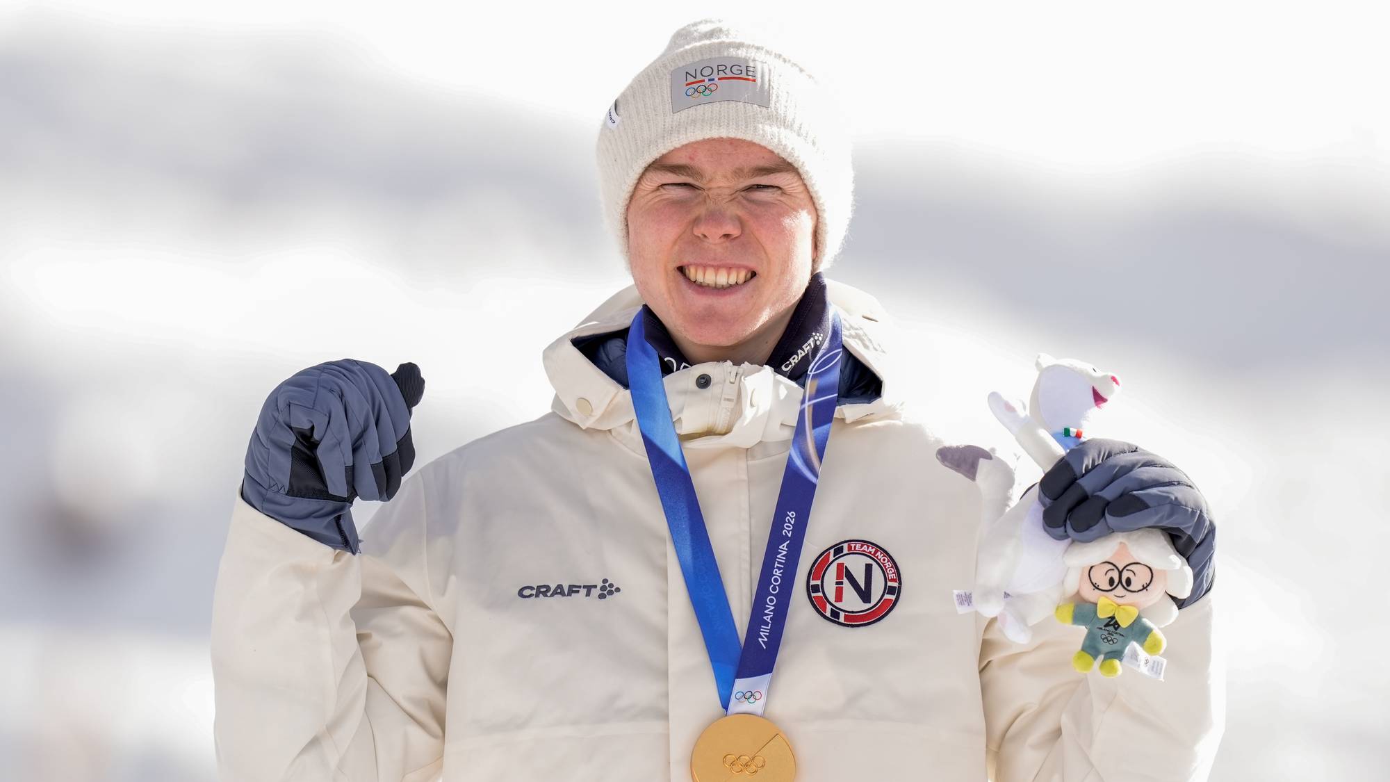 Jens Lurås Oftebro fra Norge med gullmedaljen på pallen etter kombinert 10 km langrenn på Lago di Tesero under vinter-OL i Milano Cortina 2026.
