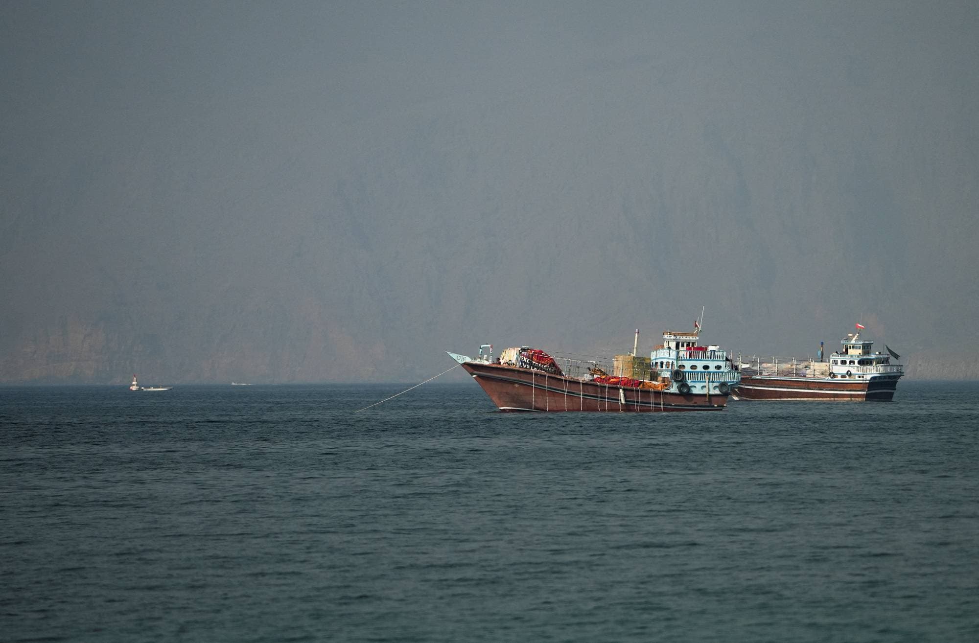 Bildet viser to skip som ligger i Hormuzstredet ved Iran.