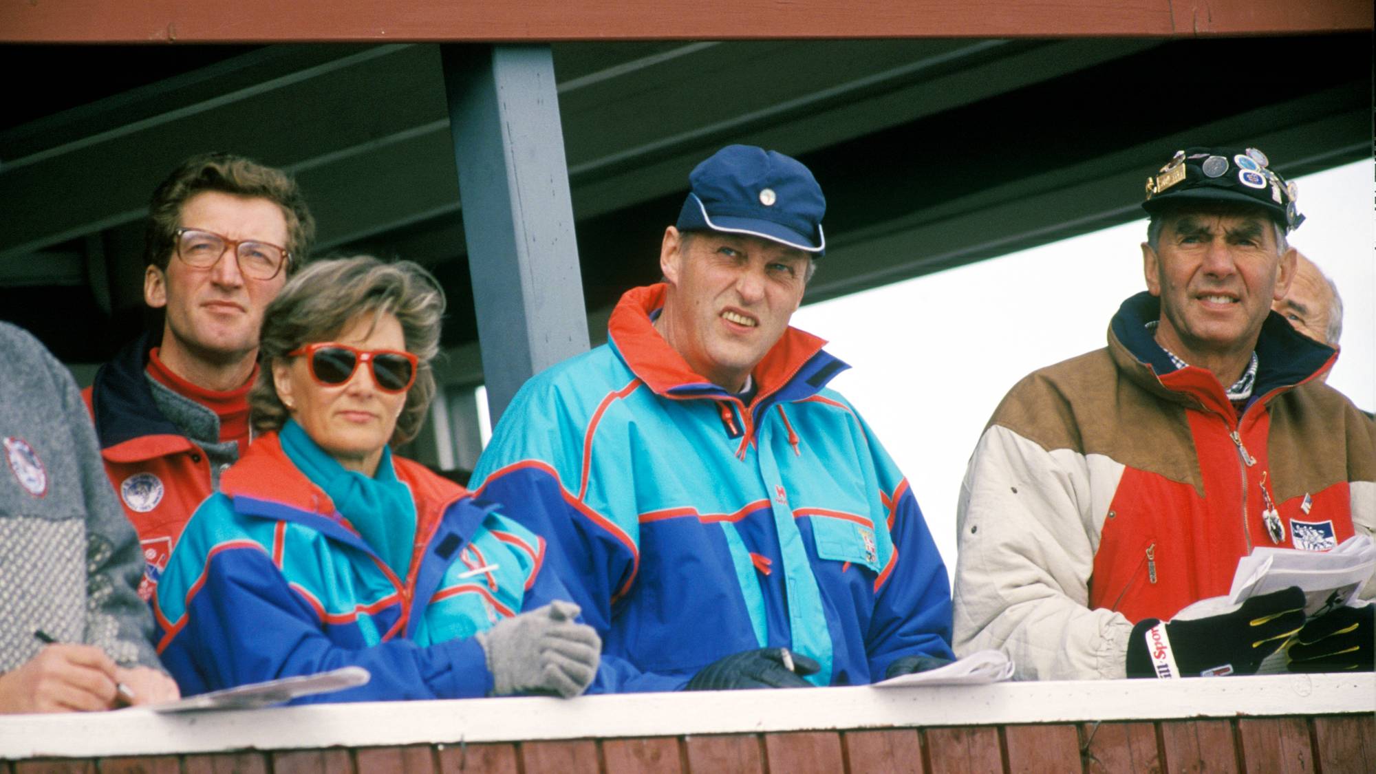 Holmenkollbakkens 100 års jubileum. 
Ca. 75 000 tilskuere var til stede.
Her fra kongetribunen under hopprennet f.v. dronning Sonja, kong Harald og Johan Baumann.
Første gang denne arenaen var i bruk til Holmenkoll-renn var i 1892.
