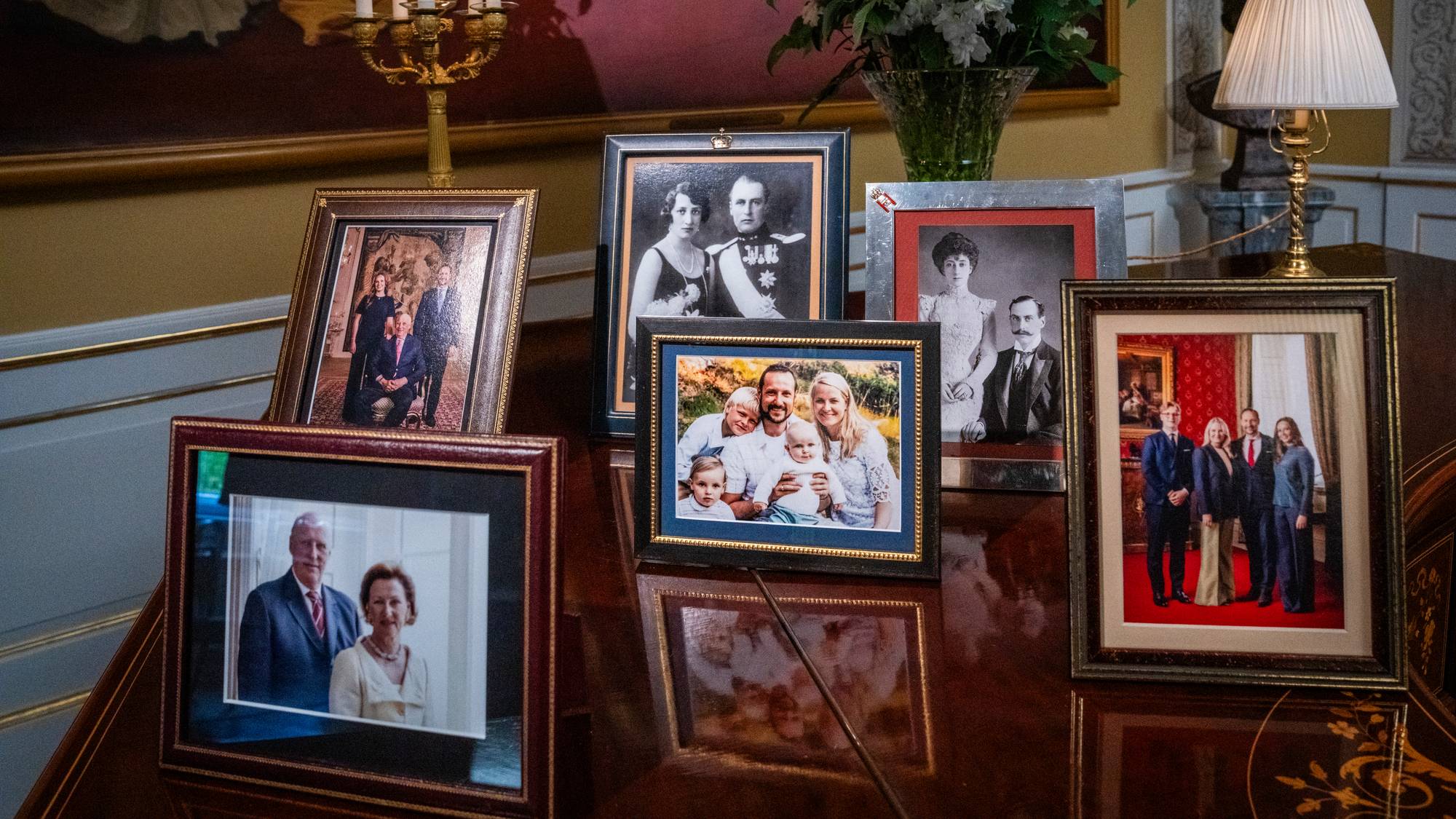 Et galleri med historiske bilder av kongefamilien er plassert i speilsalen på Slottet
