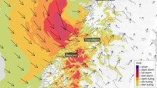 TREFFER LAND: Vinden vil først gå langs kysten av Møre og Romsdal, før den på formiddagen skifter retning og går rett på land i Trøndelag. Slik er været ventet å være ved titiden søndag. 