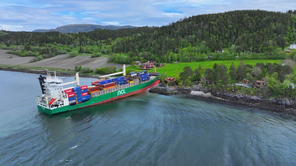 Usikkerhet rundt fjerning av containerskip etter leirras