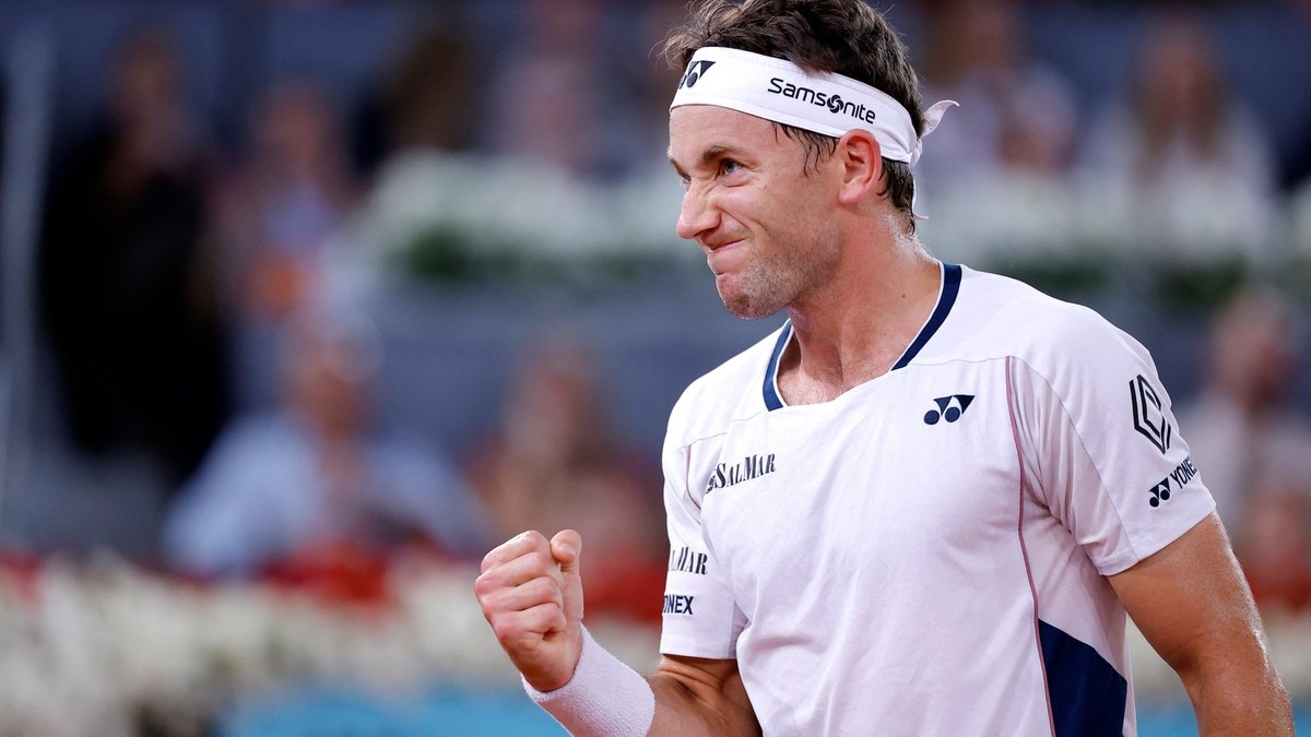 Casper Ruud i amper diskusjon med dommer under semifinale
