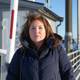 Beth Mørch Pettersen / NRK Susan Berg Kristiansen er ordfører på Værøy (felleslista). Hun står foran ferga Landegode, som har lagt til kai, sola skinner og det er snø på bakken.