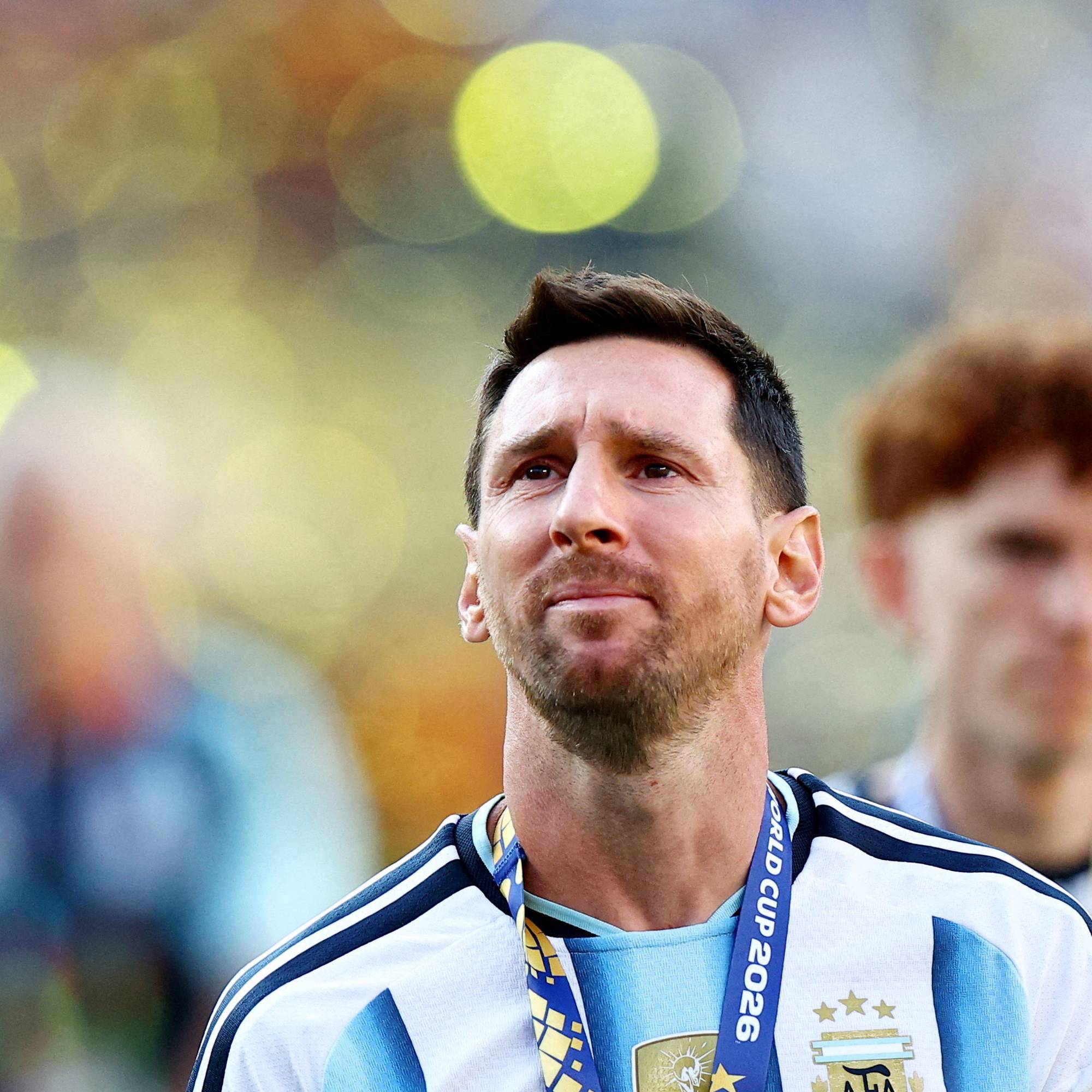 Lionel Messi i Argentinas landslagsdrakt med medalje rundt halsen på en fotballstadion. (Bildebeskrivelsen er laget av en KI-tjeneste)
