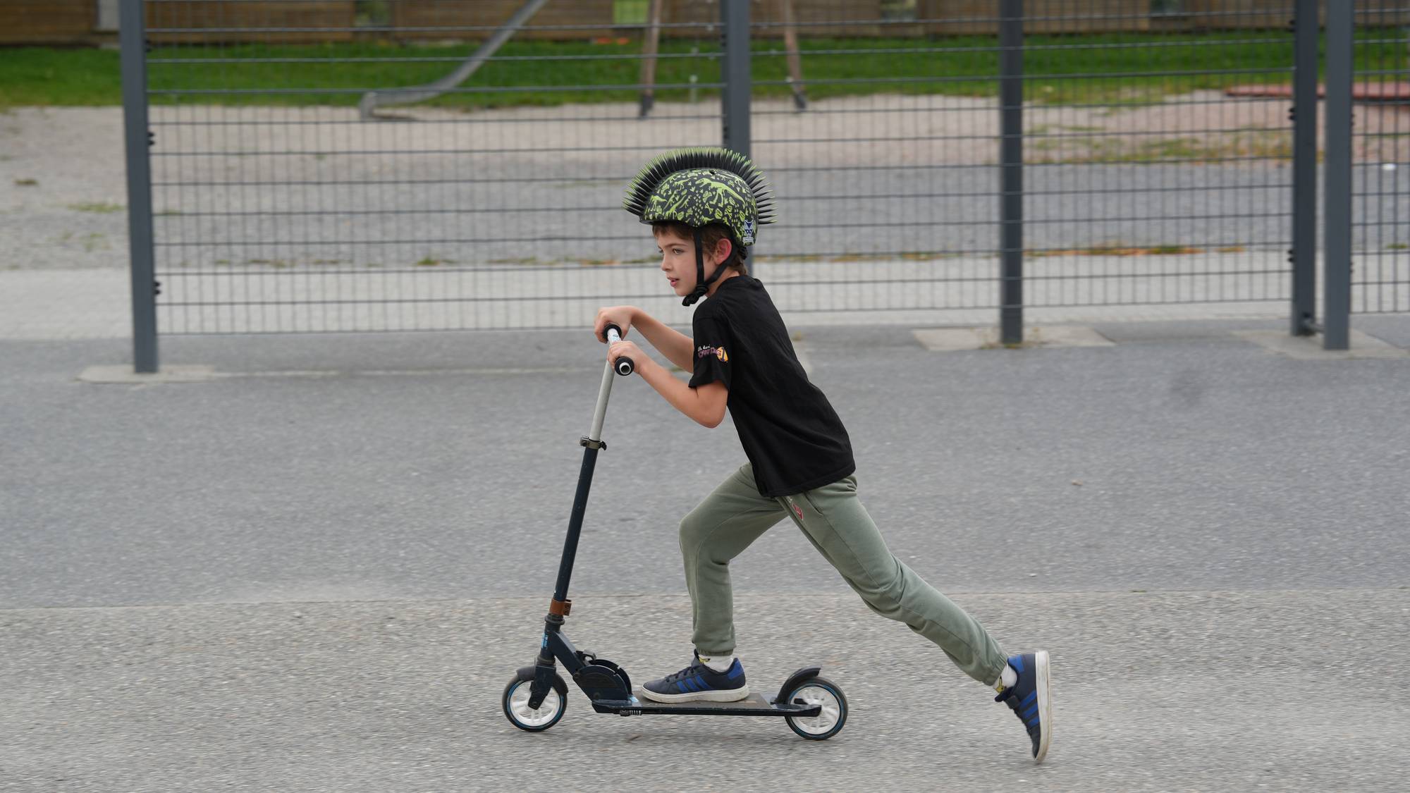 Trym Hermansen kommer seg til skolen på vanlig sparkesykkel. 