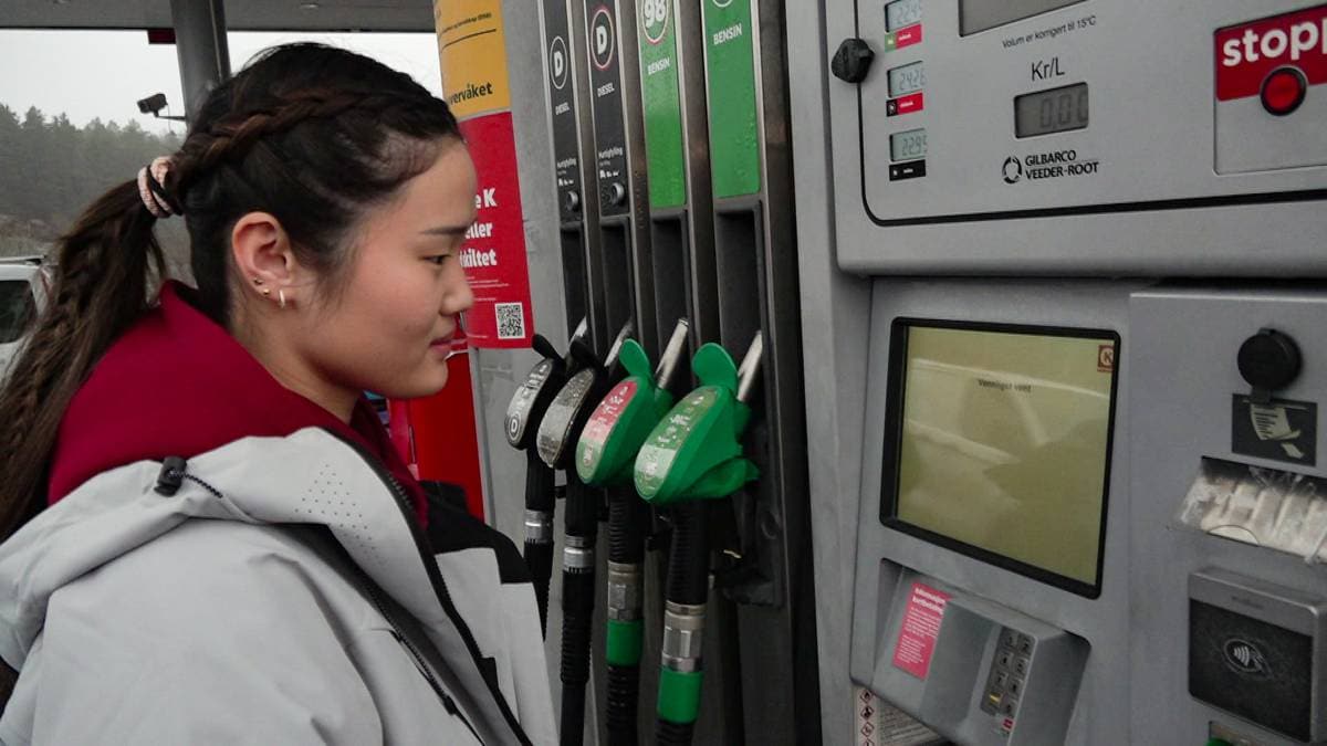 Ada (22) fyller bensin i nabobyen: – Fyller der det er billigst