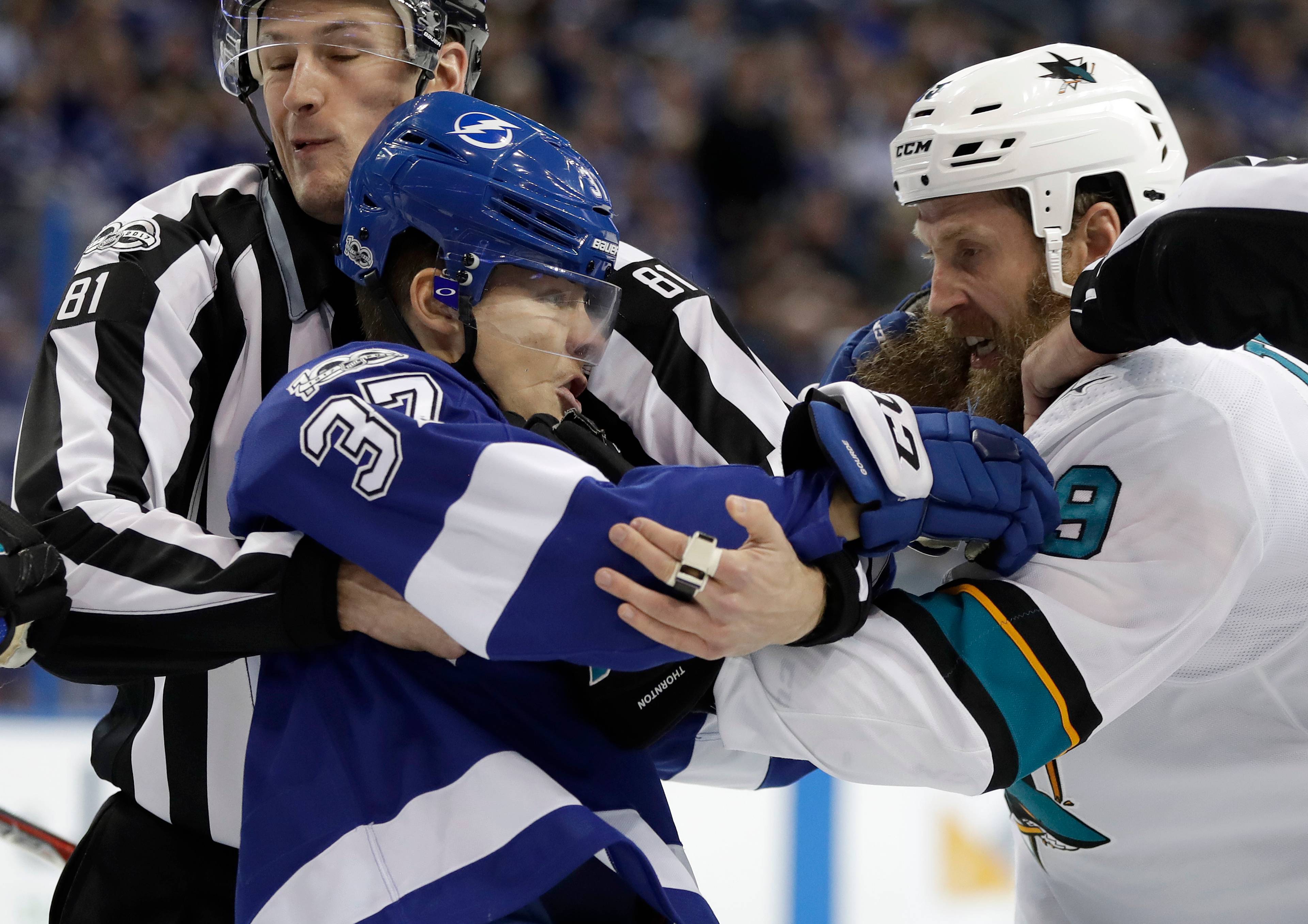 Joe Thornton i slåsskamp