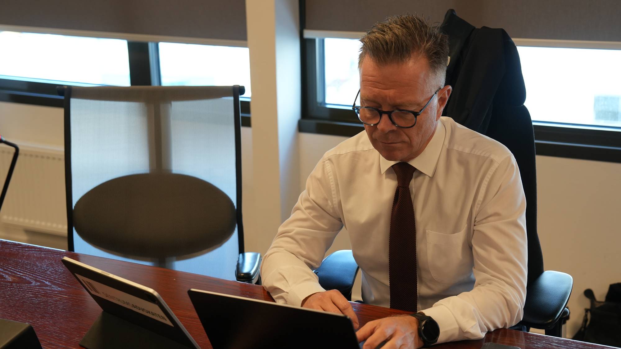 Bildet viser bistandsadvokat Bjarte Aarlie foran pc-en i Hordaland tingrett. 