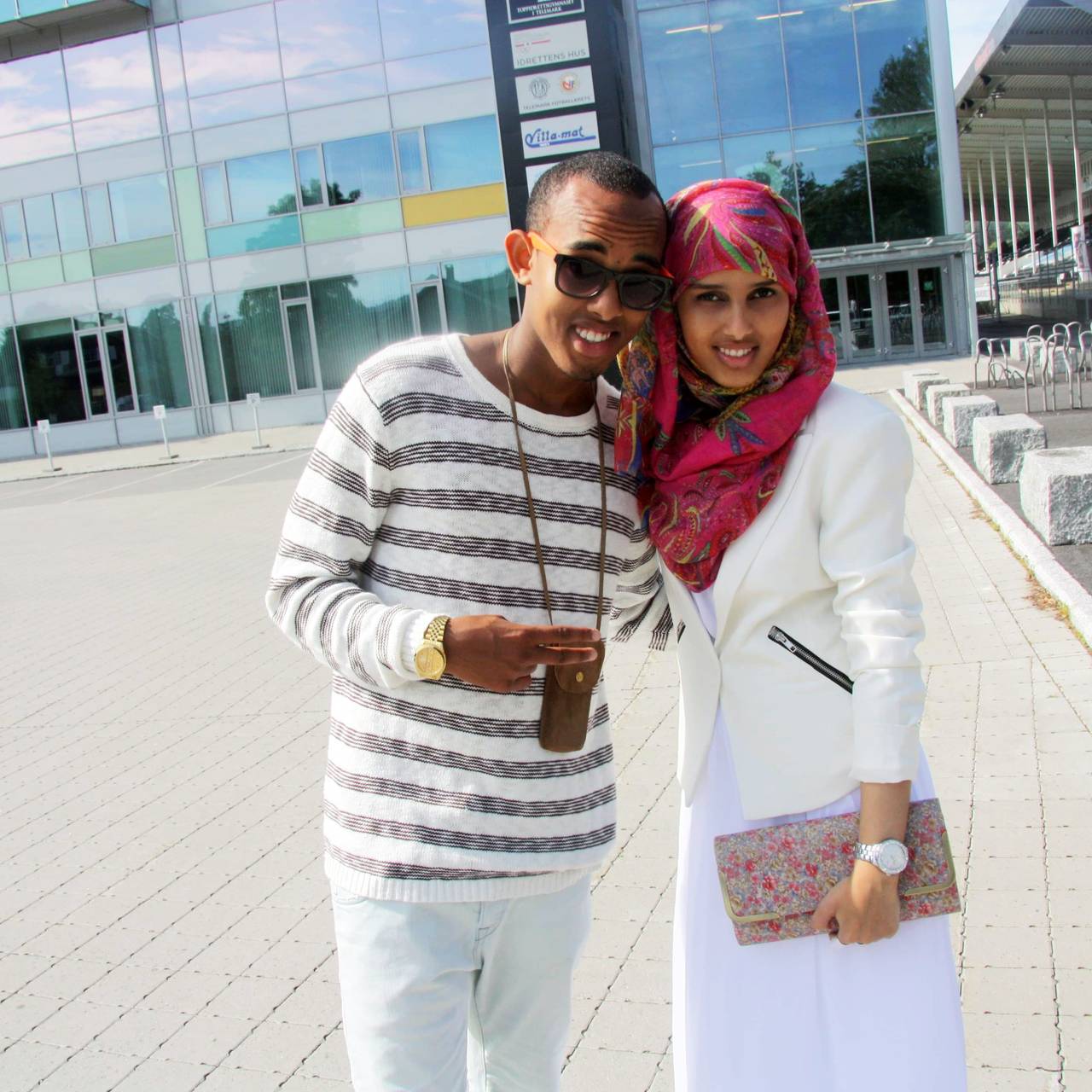 Rawdah Mohamed sammen med lillebroren Abdullahi Mohamed utenfor Odd stadion i 2009.