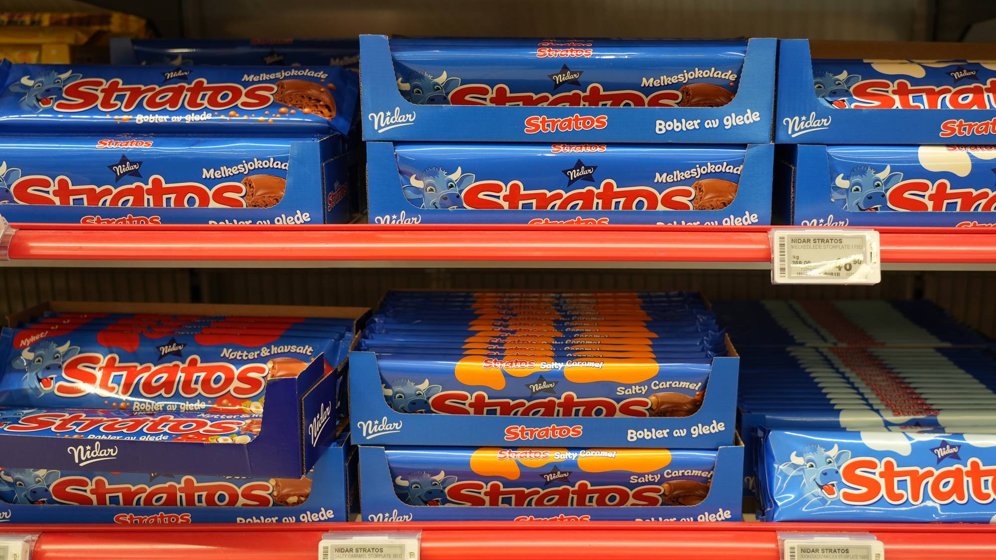 Sjokoladeplater av typen Stratos i butikkhyller