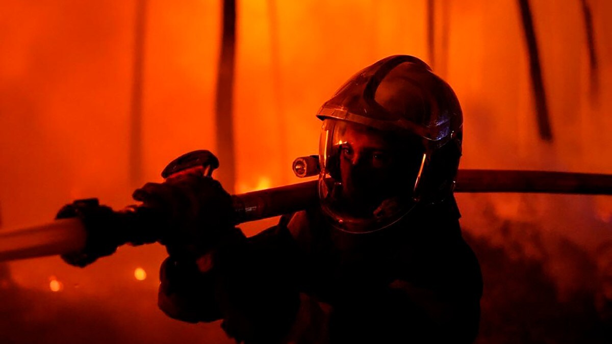 Over 1.000 brannfolk kjemper mot den intense skogbrannen i Frankrike
