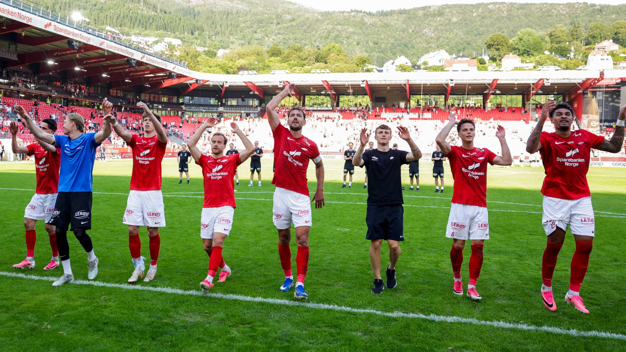 Brann-spillere hilser til publikum på Brann stadion etter en fotballkamp. 