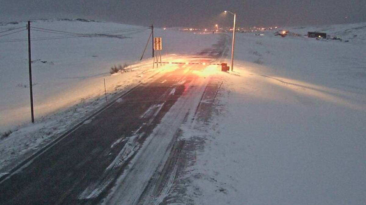 Kolonnekjøring og stengte veier i Finnmark – NRK Troms og Finnmark