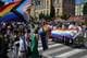 GENYA SAVILOV / AFP,NTB Folk går i Pride-parade i en gate i Kyiv med regnbueflagg og plakater i hendene.