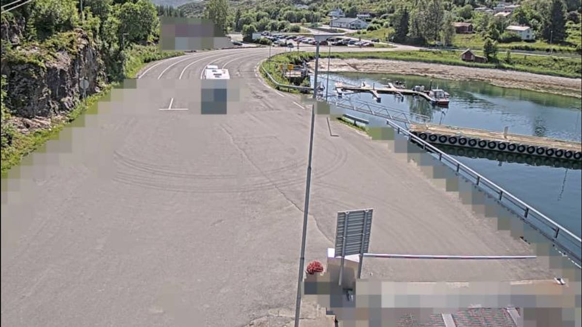 Monterer opp kamera for bedre trafikkflyt
